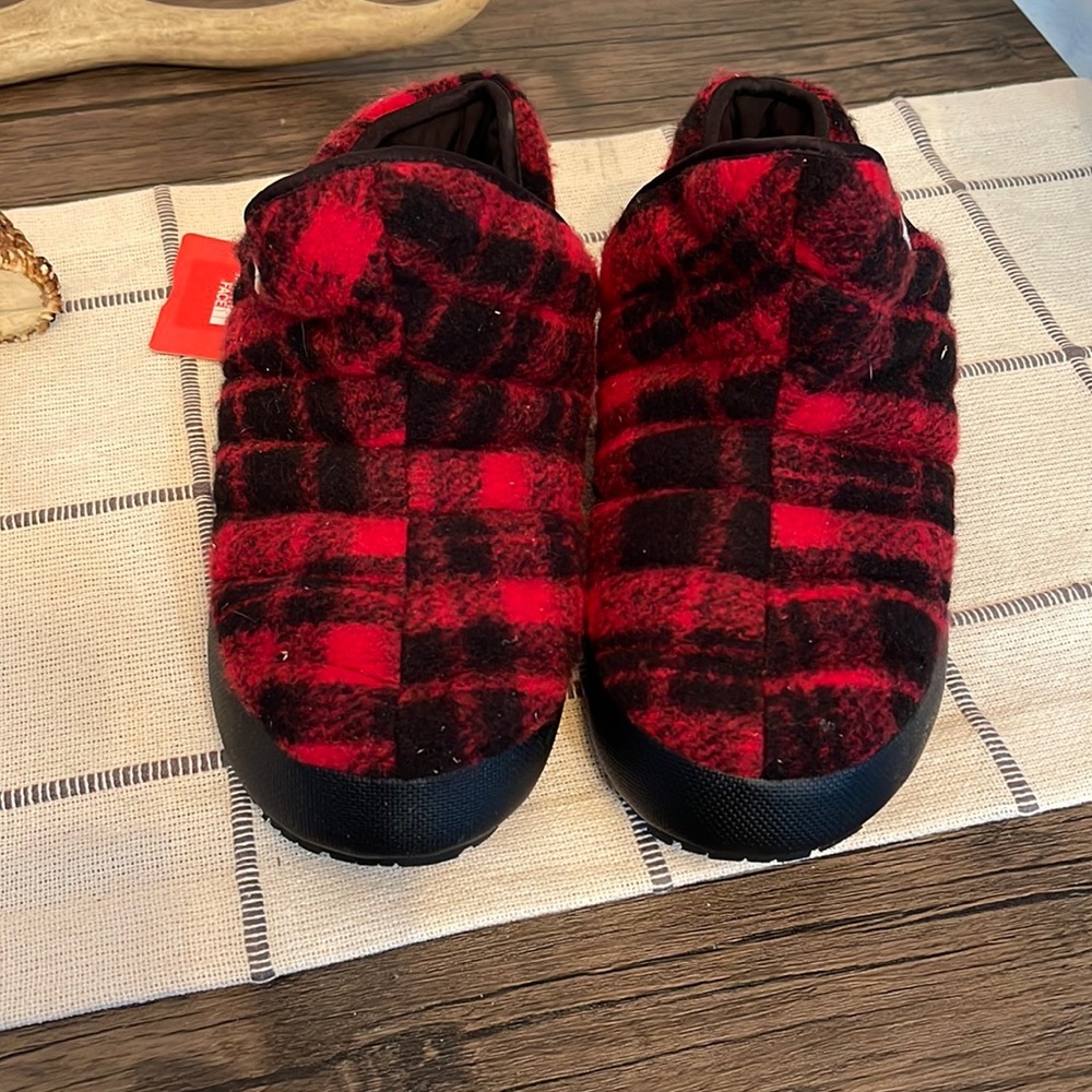 New with tags 100% wool The North Face Thermoball Traction Booties